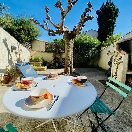 Holiday home La Maison Des Sauges - Maison De Village Avec Jardin A 500m De La